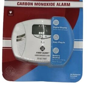 FIRST ALERT Dual-Power Plug-In Carbon Monoxide Detector with Battery Backup NEW